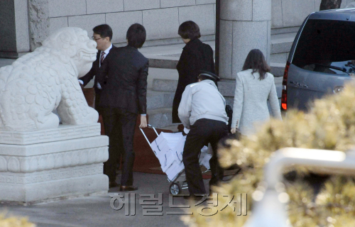 한나라당(현 새누리당) 전당대회 돈 봉투 살포 의혹을 수사 중인 서울중앙지검 공안1부(이상호 부장검사)는 19일 오전 용산구 한남동 국회의장 공관에서 박희태(74) 국회의장을 상대로 방문조사를 시작하기위해 공관에 도착하고 있다.<br />안훈 기자/rosedale@heraldm.com 120219
Investigators arrive at National Assembly Speaker Park Hee-tae’s residence in Seoul on Sunday to question him on his suspected role in a vote-buying scheme during his campaign for the 2008 ruling party election to pick its chairman.  Ahn Hoon/The Korea Herald