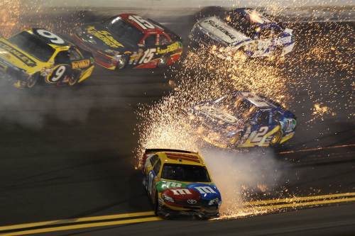 <YONHAP PHOTO-1032> DAYTONA BEACH, FL - FEBRUARY 18: Kyle Busch, driver of the #18 M&M's Brown Toyota, crashes during the NASCAR Budweiser Shootout at Daytona International Speedway on February 18, 2012 in Daytona Beach, Florida. Matthew Stockman/Getty Images/AFP== FOR NEWSPAPERS, INTERNET, TELCOS & TELEVISION USE ONLY ==../2012-02-19 12:33:20/ <저작권자 ⓒ 1980-2012 ㈜연합뉴스. 무단 전재 재배포 금지.>
Kyle Busch (front) crashes during the NASCAR Budweiser Shootout at Daytona International Speedway in Daytona Beach, Florida, Saturday. AFP-Yonhap News