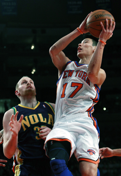 New York Knicks' Jeremy Lin (17) drives against New Orleans Hornets' Chris Kaman an NBA basketball game on Friday, Feb. 17. (AP-Yonhap News)
