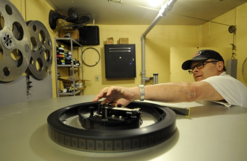 <YONHAP PHOTO-0927> In this Jan. 19, 2012 photo, Arnie Herdendorf feeds film into the platters in the projection room at the Palace Theatre, in Lockport, N.Y. With the movie industry's rapid switch to digital technology, Herdendorf worries how long his job will be around. The questions for the historic movie houses are even greater: Can they afford to survive the switch to digital? (AP Photo/Doug Benz)/2012-02-19 10:31:20/ <저작권자 ⓒ 1980-2012 ㈜연합뉴스. 무단 전재 재배포 금지.>
Arnie Herdendorf feeds film into the platters in the projection room at the Palace Theater, in Lockport, New York on Sunday.  AP-Yonhap News