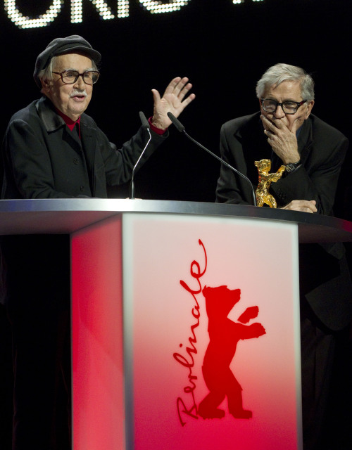 <YONHAP PHOTO-0312> Directors Paolo Taviani, right, and Vittorio Taviani, left, react after receiving the Golden Bear for the Best Film during the Awarding Ceremony at the 62 edition of International Film Festival Berlinale, in Berlin Saturday, Feb. 18, 2012. (AP Photo/Gero Breloer)/2012-02-19 06:26:37/ <저작권자 ⓒ 1980-2012 ㈜연합뉴스. 무단 전재 재배포 금지.>
Directors Paolo Taviani (right) and Vittorio Taviani (left) react after receiving the Golden Bear for the Best Film during the Awarding Ceremony at the 62 edition of International Film Festival Berlinale, in Berlin Saturday.   AP-Yonhap News