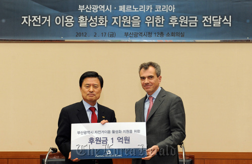 Pernod Ricard Korea’s managing director Jean-Manuel Spriet (right) poses with Busan Mayor Hur Nam-sik after donating 100 million won ($88,800) to the city on Friday.   Pernod Ricard Korea