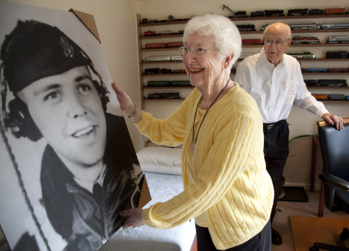 <YONHAP PHOTO-1348> In this Tuesday, Feb. 14, 2012 photo, 84-year-old Connie Hadley Bachman, of Lexington, Mass., center, holds an oversized photograph of her fallen brother, U.S. Air Force 1st Lt. Thomas E. Hadley II, left, as her husband Charlie Bachman, right, looks on in their Lexington home. Six decades after Hadley was killed in the Korean War, Bachman is to receive her brother's Purple Heart that was discovered by a family in Pennsylvania. (AP Photo/Steven Senne)/2012-02-18 22:51:02/ <저작권자 ⓒ 1980-2012 ㈜연합뉴스. 무단 전재 재배포 금지.>
Connie Hadley Bachman (center) holds an oversized photograph of her fallen brother, U.S. Air Force 1st Lt. Thomas E. Hadley II (left), as her husband Charlie Bachman looks on in their home in Lexington, Massachusetts, Tuesday.     AP-Yonhap News