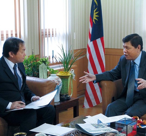 Shin Kwang-yul holds up a
copy of multicultural newspaper
i-msn. (Kirsty Taylor)
Shin Kwang-yul interviews the Malaysian ambassador for multicultural newspaper i-msn. i-msn
