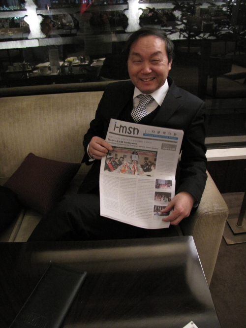 Shin Kwang-yul holds up a
copy of multicultural newspaper
i-msn. (Kirsty Taylor)
Shin Kwang-yul interviews the Malaysian ambassador for multicultural newspaper i-msn. i-msn