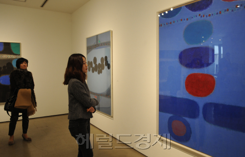 유홍준교수 김환기 관한 특강.<br />이상섭 기자 babtong@heraldm.com 2012.02.14\r\n유홍준교수 김환기 관한 특강.\n이상섭 기자 babtong@heraldm.com 2012.02.14