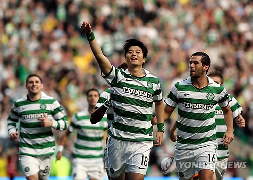 Ki Sung-Yueng (center) with his celtic teammates (AP-Yonhap News)