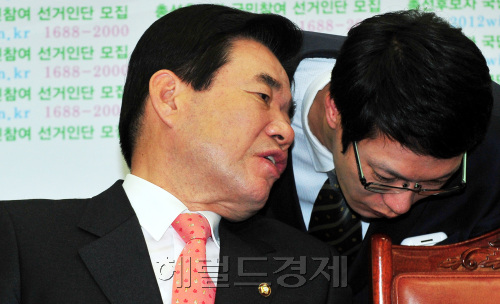 김진표 민주통합당 원내대표가  20일 국회에서 최고위원회 에서선 귀엣말을 하고 있다.박현구 기자phko@heraldm.com 2012.02.20\r\n최근 당 내 일각에서 선명성 부족을 이유로 불출마설에 시달리고 있는 김진표 민주당 원내대표가 20일 오전 국회에서 열린 최고위원회의에 앞서 귓속말을 나누고 있다. 이날 민주당 공심위 간사인 백원우 의원이 “사실 무근”이라고 해명했다.   박현구 기자/phko@