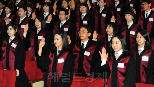 20일 오전 과천 정부청사 대강당에서 2012년 신임검사 임관식이 열리는 가운데 신임검사들이 공정한 법집행과 검사로서의 소임을 다할것을 약속하는 선서를 하고 있다./ 안훈기자 rosedale@ 2012.02.20\r\n20일 오전 과천 정부청사 대강당에서 2012년 신임검사 임관식이 열리는 가운데 신임검사들이 공정한 법집행과 검사로서의 소임을 다할것을 약속하는 선서를 하고 있다./ 안훈기자 rosedale@ 2012.02.20\r\n검사 62명이 20일 새로 배출됐다. 이들은 정부과천청사 대강당에서 20일 열린 2012년 임관식에서 공정한 법 집행과 검사로서의 소임을 다할 것을 약속하는 선서를 하고 있다.    안훈 기자/rosedale@heraldm.com