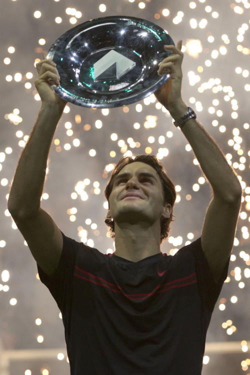 <YONHAP PHOTO-0020> Roger Federer of Switzerland holds the trophy after defeating Juan Martin del Potro of Argentina in two sets 6-1, 6-4, in the final of the ABN AMRO tournament at Ahoy Arena in Rotterdam, Netherlands, Sunday, Feb. 19, 2012. (AP Photo/Peter Dejong)/2012-02-20 00:37:19/ <저작권자 ⓒ 1980-2012 ㈜연합뉴스. 무단 전재 재배포 금지.>
Roger Federer of Switzerland poses with the winner’s trophy.
AP-Yonhap News