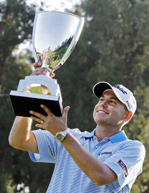 <YONHAP PHOTO-0435> Bill Haas holds the winner's trophy after his victory in the Northern Trust Open golf tournament at Riviera Country Club in Los Angeles, Sunday, Feb. 19, 2012. (AP Photo/Reed Saxon)/2012-02-20 10:16:58/ <저작권자 ⓒ 1980-2012 ㈜연합뉴스. 무단 전재 재배포 금지.>
Bill Haas celebrates with the winner’s trophy on Sunday.  AP-Yonhap News