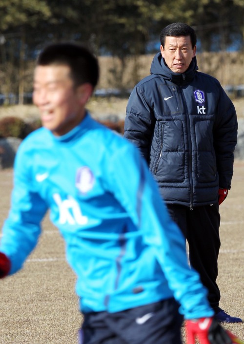 <YONHAP PHOTO-1429> 월드컵 대표 최강희 감독 (영암=연합뉴스) 장덕종 기자 = 최강희 감독이 이끄는 월드컵 축구대표팀이 19일 오후 전남 영암의 현대사계절 잔디축구장에서 첫 소집훈련을 시작했다. 사진은 훈련 이끄는 최 감독. 2012.2.19. cbebop@yna.co.kr/2012-02-19 16:38:40/ <저작권자 ⓒ 1980-2012 ㈜연합뉴스. 무단 전재 재배포 금지.>
National team head coach Choi Kang-hee    Yonhap News