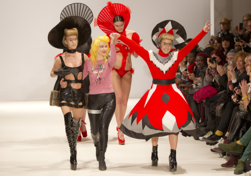<YONHAP PHOTO-0174> Model and actress Jaime Winstone, right, takes the applause with designer Pam Hogg, centre, during London Fashion Week, Sunday, Feb. 19, 2012. (AP Photo/Joel Ryan)/2012-02-20 06:22:57/ <저작권자 ⓒ 1980-2012 ㈜연합뉴스. 무단 전재 재배포 금지.>
Model and actress Jaime Winstone (right) takes the applause with designer Pam Hogg (center), during London Fashion Week, Sunday.  AP-Yonhap News