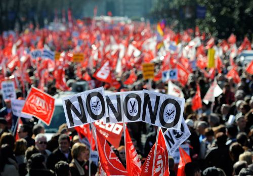 <YONHAP PHOTO-1685> People gather on February 19, 2012 in central Madrid during a demonstration called by Spain's two biggest Unions to protest against sweeping labour market reforms that make it easier to slash pay and lay off workers. Spain's two biggest unions, the CCOO and UGT, planned protests in a total of 57 cities, including Barcelona and Seville, on Sunday against the reforms which Spain's new conservative government argues are needed to revive the economy and slash an unemployment rate of 22.85 percent. AFP PHOTO / DANI POZO../2012-02-19 23:16:51/ <저작권자 ⓒ 1980-2012 ㈜연합뉴스. 무단 전재 재배포 금지.>
People gather in central Madrid during a demonstration called by Spain’s two biggest unions to protest against sweeping labor market reforms that make it easier to slash pay and lay off workers on Sunday.   AFP-Yonhap News