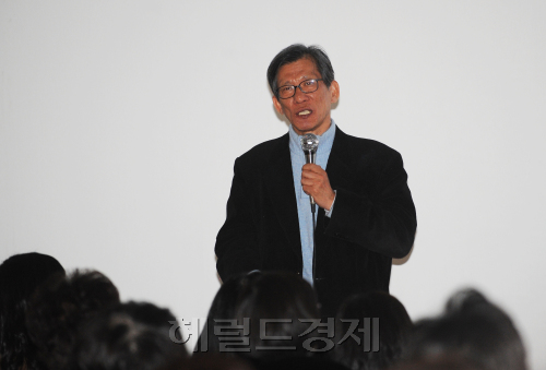 유홍준교수 김환기 관한 특강.<br />이상섭 기자 babtong@heraldm.com 2012.02.14\r\n유홍준교수 김환기 관한 특강.\n이상섭 기자 babtong@heraldm.com 2012.02.14