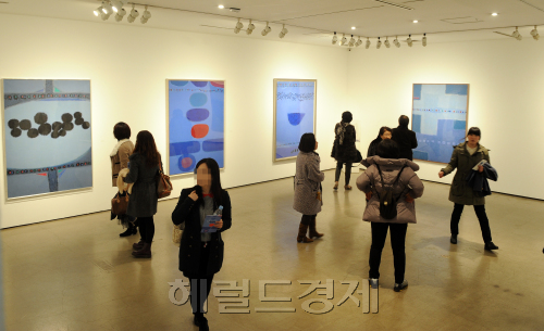 유홍준교수 김환기 관한 특강.<br />이상섭 기자 babtong@heraldm.com 2012.02.14\r\n유홍준교수 김환기 관한 특강.\n이상섭 기자 babtong@heraldm.com 2012.02.14