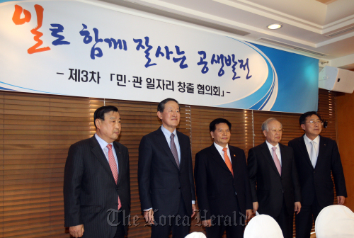 Labor Minister Lee Chae-pil (center) and business association chiefs pose before a meeting on shared growth last week. From left are: Lee Hee-beom, chairman of the Korea Employers Federation; Huh Chang-soo, chairman of the Federation of Korean Industries; Minister Lee; Sohn Kyung-shik, chairman of the Korea Chamber of Commerce and Industry; and Kim Ki-mun, chairman of the Korea Federation of Small and Medium Business.  Yonhap News
