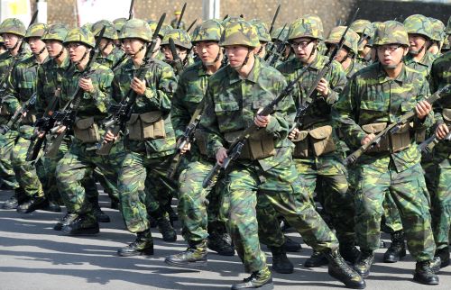 Recruits take part in a military drill at a base in northern Taiwan on November 25, 2011. (AFP-Yonhap News)