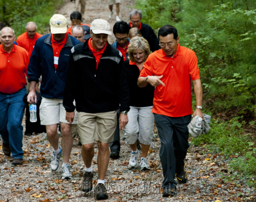 LS Group chairman John Koo (right) hikes a mountain with executives of wire and cable maker SPSX, a U.S. affiliate with the group.
LS Group