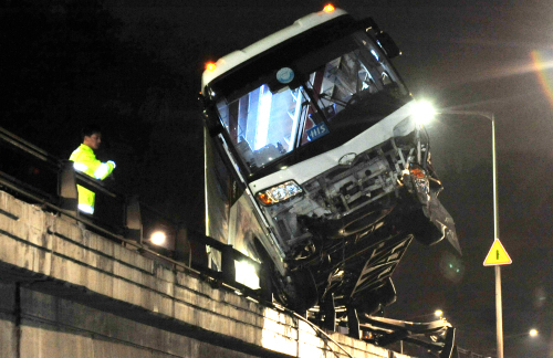 (Photo News) Tour bus hangs on the edge