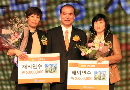 수협보험은 20일 서울 그랜드하얏트호텔 그랜드볼룸에서 이종구 수협중앙회장을 비롯해 중앙회와 회원조합 수협보험 담당자 등 500여명이 참석한 가운데 '2011 연도대상 시상 및 2012 수협보험 전진대회'를 열고 서귀포수협의 김미자 상무와 서울중앙지점의 이경화 과장을 올해의 연도대상 수상자로 선정하고 시상했다. (사진 왼쪽 이경화 과장, 중앙 이종구 수협중앙회장, 오른쪽 김미자 상무) <br />2012.2.20  << 수협중앙회 제공>>\r\n수협보험은 20일 서울 그랜드하얏트호텔 그랜드볼룸에서 이종구 수협중앙회장을 비롯해 중앙회와 회원조합 수협보험 담당자 등 500여명이 참석한 가운데 '2011 연도대상 시상 및 2012 수협보험 전진대회'를 열고 서귀포수협의 김미자 상무와 서울중앙지점의 이경화 과장을 올해의 연도대상 수상자로 선정하고 시상했다. (사진 왼쪽 이경화 과장, 중앙 이종구 수협중앙회장, 오른쪽 김미자 상무) \r\n2012.2.20  << 수협중앙회 제공>>\r\n수협보험은 20일 서울 그랜드하얏트호텔 그랜드볼룸에서 이종구 수협중앙회장을 비롯해 중앙회와 회원조합 수협보험 담당자 등 500여명이 참석한 가운데 '2011 연도대상 시상 및 2012 수협보험 전진대회'를 열고 서귀포수협의 김미자 상무와 서울중앙지점의 이경화 과장을 올해의 연도대상 수상자로 선정하고 시상했다. (사진 왼쪽 이경화 과장, 중앙 이종구 수협중앙회장, 오른쪽 김미자 상무) \r\n2012.2.20  << 수협중앙회 제공>>