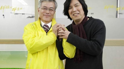 문재인, 사람사는세상 노무현재단 이사장, 혁신과 통합(상임대표), 민주통합당/이창동, 영화감독, 소설가/  문재인 “전 노란잠바 벗으면 안돼요~” …이창동감독과 포즈