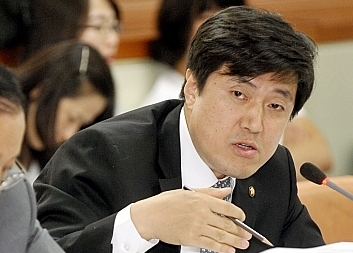 안형환, 새누리당 (국회의원)/포퓰리즘 역사 기술을 통해 “이기적인 대중ㆍ흥행 정치인 득세 막겠다” 나선 안형환 의원  　