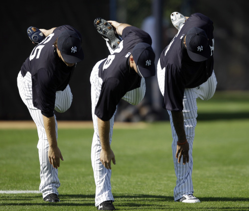 <YONHAP PHOTO-0153> New York Yankees' Phil Hughes, from left, Boone Logan and CC Sabathia stretch during practice at baseball spring training, Monday, Feb. 20, 2012, in Tampa, Fla. (AP Photo/Matt Slocum)/2012-02-21 06:01:08/ <저작권자 ⓒ 1980-2012 ㈜연합뉴스. 무단 전재 재배포 금지.>
New York Yankees pitchers Phil Hughes (from left), Boone Logan and CC Sabathia stretch during spring training on Monday.
AP-Yonhap News