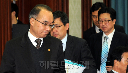 21일 오전 서울 세종로 정부청사에서 박재완 기획재정부장관 주재로 대외경제장관회의가 열리고 있다./ 안훈기자 rosedale@ 2012.02.21\r\n21일 오전 서울 세종로 정부청사에서 박재완 기획재정부 장관이 대외경제장관회의를 주재하기 위해 회의장에 들어서고 있다. 안훈 기자/rosedale@
