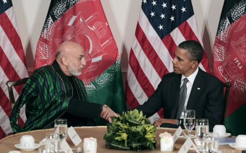 <YONHAP PHOTO-0169> FILE - In this Sept. 20, 2011 file photo, President Barack Obama meets with Afghan President Hamid Karzai in New York. President Barack Obama has spoken to Afghan President Hamid Karzai to discuss efforts to reconcile with elements of the Taliban, including his meeting last week with Pakistani and Iranian leaders. (AP Photo/Pablo Martinez Monsivais, File)/2012-02-21 06:28:01/ <저작권자 ⓒ 1980-2012 ㈜연합뉴스. 무단 전재 재배포 금지.>
President Barack Obama meets with Afghan President Hamid Karzai in New York on Sept. 20.
AP-Yonhap News