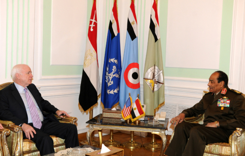 <YONHAP PHOTO-0273> (120220) -- CARIO, Feb. 20, 2012 (Xinhua) -- The photo provided by the Egyptian Supreme Council of the Armed Forces (SCAF)shows Hussein Tantawi (R), Chief of SCAF, meets with U.S. Senator John McCain in Cairo, Egypt, Feb. 20, 2012. Xinhua/MENA/Egyptian Supreme Council of the Armed Forces) /2012-02-21 08:08:09/ <저작권자 ⓒ 1980-2012 ㈜연합뉴스. 무단 전재 재배포 금지.>
The head of Egypt’s ruling SCAF Field Marshal Hussein Tantawi (right) meets with U.S. Senator John McCain in Cairo on Monday.
Xinhua-Yonap News