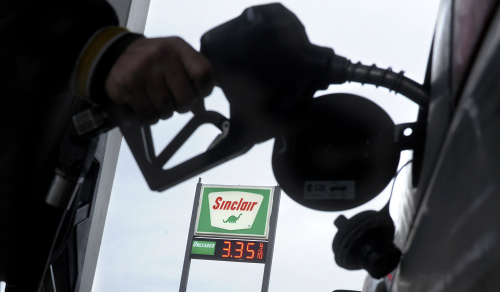 <YONHAP PHOTO-0277> Bobby Thompson, of St. Joseph, Mo., fills is gas tank at the Shop $ Hop at County Line Road and the Belt Highway Monday, Feb. 20, 2012 in St. Joseph, Mo. Retail gasoline prices rose less than a penny to a national average of $3.53 per gallon on Friday, Feb. 17, according to AAA, Wright Express and Oil Price Information Service. A gallon of regular is 15 cents higher than it was a month ago and about 38 cents more than a year ago. (AP Photo/St. Joseph News-Press, Todd Weddle)/2012-02-21 08:17:47/ <저작권자 ⓒ 1980-2012 ㈜연합뉴스. 무단 전재 재배포 금지.>
Bobby Thompson, of St. Joseph, Missouri, fills his gas tank at a shop on County Line Road and Belt Highway in St. Joseph, Missouri, Monday.    AP-Yonhap News