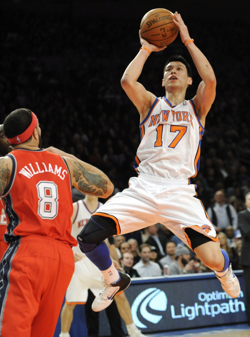 <YONHAP PHOTO-0453> New York Knicks' Jeremy Lin (17) puts up a shot as New Jersey Nets' Deron Williams looks on during the first quarter of an NBA basketball game, Monday, Feb. 20, 2012, at Madison Square Garden in New York. (AP Photo/Bill Kostroun)/2012-02-21 10:59:41/ <저작권자 ⓒ 1980-2012 ㈜연합뉴스. 무단 전재 재배포 금지.>
New York Knicks guard Jeremy Lin shoots against the New Jersey Nets on Monday.  AP-Yonhap News