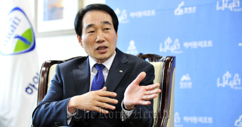 최흥집 강원랜드 사장<br />김명섭 기자 msiron@
CEO Choi Heung-jip speaks in an interview with The Korea Herald.  Kim Myung-sub/The Korea Herald