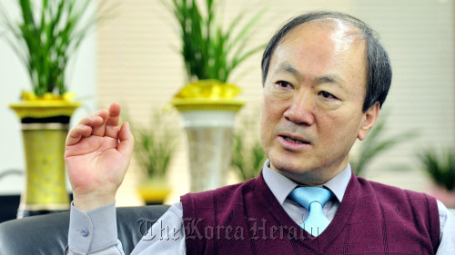 박인환 대일항쟁기 강제동원 피해조사 및 국외강제동원 희생자등 지원위원회 위원장<br />김명섭 기자 msiron@
Park In-hwan, the new chief of the Prime Ministerial commission on investigating issues regarding forced labor during Japan’s occupation of Korea, speaks during a recent interview. Kim Myung-sub/The Korea Herald.