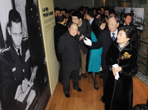 <YONHAP PHOTO-0879> 박근혜 전시물 관람 (서울=연합뉴스) 새누리당 박근혜 비대위원장이 21일 서울시 마포구 상암동에 개관한 박정희대통령 기념.도서관 개관식에서 전시물을 관함하고 있다. 2012. 2. 21 srbaek@yna.co.kr/2012-02-21 14:40:46/ <저작권자 ⓒ 1980-2012 ㈜연합뉴스. 무단 전재 재배포 금지.>
Rep. Park Geun-hye (right), leader of the ruling Saenuri Party, looks at an exhibit at the Park Chung Hee Memorial-Library in western Seoul on Tuesday.   Yonhap News