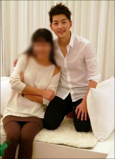 송중기, 탤런트, 영화배우/ 송중기 매너손 실종…“사진 속 여자분은 누구?”
