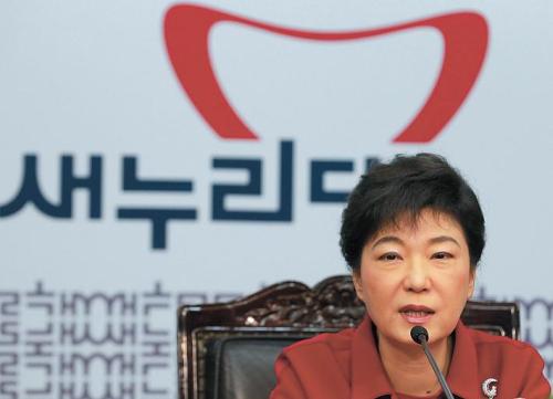 Logos (top) of the four conservative predecessors to the Saenuri Party. Rep. Park Geun-hye (above), Saenuri’s interim leader, presides over a meeting of its emergency council last week. (Yonhap News)