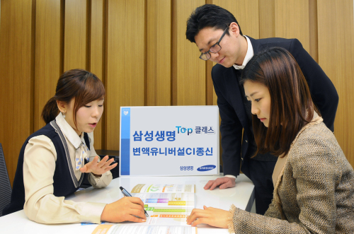 삼성생명은 CI(Critical Illness, 치명적질환)보장을 강화한 ‘Top클래스 변액 유니버설CI종신보험1.0 ’을 22일 출시했다. 이 상품은 갑작스런 사고나 질병으로 중병 상태가 계속될 때 보험금의 일부를 미리 받을 수 있는 보험으로, 종신보험의 ‘사망보장’기능과 CI보험의 ‘고액치료비보장’ 기능을 결합했다.