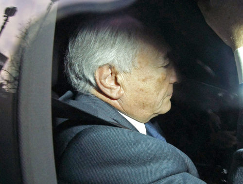 <YONHAP PHOTO-1853> EDS NOTE ALTERNATE CROP OF SPIN101 Former International Monetary Fund leader, Dominique Strauss-Kahn, arrives at a police station in Lille, northern France, Tuesday, Feb. 21, 2012. Prosecutors in the northern city of Lille are investigating a suspected prostitution ring in France and neighboring Belgium. The former IMF chief wants to be questioned by police so that he can debunk claims that he was linked to a suspected hotel prostitution ring. (AP Photo/Michel Spingler)/2012-02-21 22:26:09/ <저작권자 ⓒ 1980-2012 ㈜연합뉴스. 무단 전재 재배포 금지.>\r\n<YONHAP PHOTO-1853> EDS NOTE ALTERNATE CROP OF SPIN101 Former International Monetary Fund leader, Dominique Strauss-Kahn, arrives at a police station in Lille, northern France, Tuesday, Feb. 21, 2012. Prosecutors in the northern city of Lille are investigating a suspected prostitution ring in France and neighboring Belgium. The former IMF chief wants to be questioned by police so that he can debunk claims that he was linked to a suspected hotel prostitution ring. (AP Photo/Michel Spingler)/2012-02-21 22:26:09/ <저작권자 ⓒ 1980-2012 ㈜연합뉴스. 무단 전재 재배포 금지.>