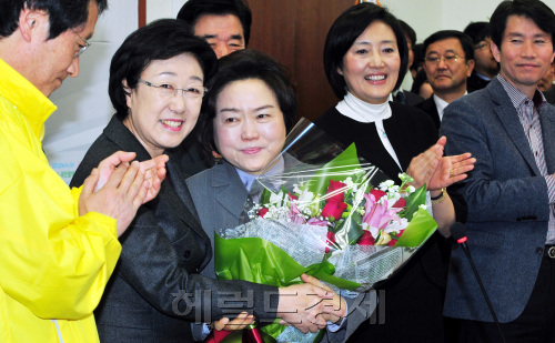 고 김근태 민주통합당 전 상임고문의 부인 인재근 씨는 22일 4·11총선에서 남편의 지역구였던 서울 도봉갑 출마를 선언했다. 전략공천 1호로 확정된 인 씨는 “그동안 남편과 함께 정치를 하면서 사실상 정치인으로 살아왔고, 이제 (내조자에서) 주인공이 됐다”며 “남편의 정신과 뜻을 이어서 두 몫의 삶을 살고자 한다”고 밝혔다.  박현구 기자/phko@heraldm.com