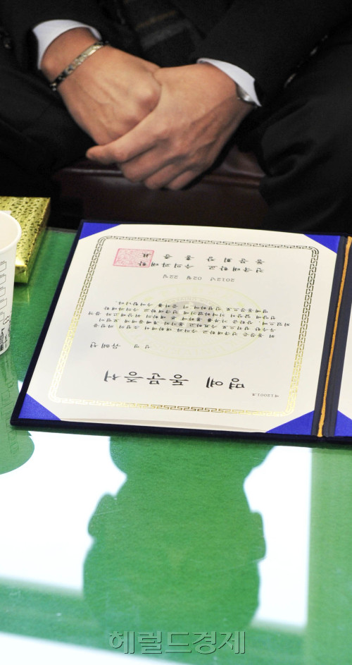 건국대 학위 수여식이 열리는 22일 지난 해 8월 건국대 수의학과를 다니다 불의의 교통사고로 숨진 고 유혜선양의 부모들이 딸의 명예 동문증서를 보고 있다. 유씨의 부모는 지난해 10월 딸의 49재를 앞두고 건국대 수의과대학에 딸의 유학비와 보상금 1억원을 장학금으로 써달라며  내놓았다. 유씨의 부모들은 딸을 대신해 명예졸업장을 받는다.<br />김명섭 기자 MSIRON@\r\n건국대 학위 수여식이 열리는 22일 지난 해 8월 건국대 수의학과를 다니다 불의의 교통사고로 숨진 고 유혜선양의 부모들이 딸의 명예 동문증서를 보고 있다. 유씨의 부모는 지난해 10월 딸의 49재를 앞두고 건국대 수의과대학에 딸의 유학비와 보상금 1억원을 장학금으로 써달라며  내놓았다. 유씨의 부모들은 딸을 대신해 명예졸업장을 받는다.\n김명섭 기자 MSIRON@