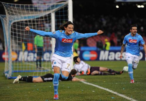 <YONHAP PHOTO-0508> Napoli's Huruguayan forward Edinson Roberto Cavani celebrates after scoring against Chelsea the Champions League round of 16 first leg football match, Napoli vs Chelsea at San Paolo stadium in Naples on February 21, 2012. Napoli defeated Chelsea 3-1. AFP PHOTO / ANDREAS SOLARO../2012-02-22 07:04:56/ <저작권자 ⓒ 1980-2012 ㈜연합뉴스. 무단 전재 재배포 금지.>
Napoli’s Edinson Roberto Cavani celebrates his goal against Chelsea.
AFP-Yonhap News