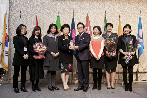 이웅열, 코오롱그룹 (대표이사 회장)/코오롱 이웅열 회장이 BPW Gold Award 수상후 그룹 여성임원들과 기념사진을 촬영하고 있다 / 이웅열 코오롱 회장 BPW 골드어워드 수상