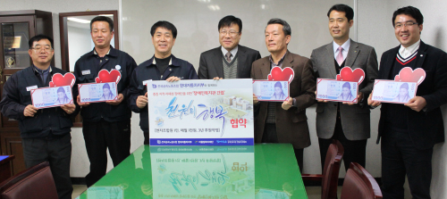 <YONHAP PHOTO-0774> 현대차노조 매월 1천원 떼어내 장애인 돕는다 (울산=연합뉴스) 장영은 기자 = 현대차 노조는 22일 사회복지법인 어울림복지재단(이사장 윤운룡)과 중증 지적ㆍ자폐성 발달장애인을 위한 장애인 복지관 건립 기금조성 '천원의 행복사업'에 참여하는 협약식을 열었다. 2012.2.22<<지방기사 참고>> young@yna.co.kr/2012-02-22 10:08:39/ <저작권자 ⓒ 1980-2012 ㈜연합뉴스. 무단 전재 재배포 금지.>\r\n<YONHAP PHOTO-0774> 현대차노조 매월 1천원 떼어내 장애인 돕는다 (울산=연합뉴스) 장영은 기자 = 현대차 노조는 22일 사회복지법인 어울림복지재단(이사장 윤운룡)과 중증 지적ㆍ자폐성 발달장애인을 위한 장애인 복지관 건립 기금조성 '천원의 행복사업'에 참여하는 협약식을 열었다. 2012.2.22<<지방기사 참고>> young@yna.co.kr/2012-02-22 10:08:39/ <저작권자 ⓒ 1980-2012 ㈜연합뉴스. 무단 전재 재배포 금지.>