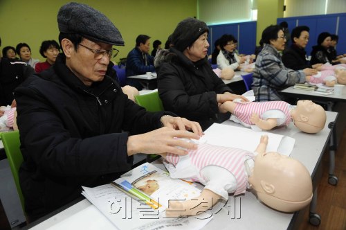 서초구청이 22일 오전 서초구청 보건소에서 '예비 할아버지, 할머니 교실'을 개최하고 총 30여명의 할아버지, 할머니를 대상으로 실제 신생아 크기의 인형을 가지고 육아에 대한 교육을 실시하고 있다. 박해묵 기자/mook@heraldm.com\r\n서초구청이 22일 오전 서초구청 보건소에서 '예비 할아버지, 할머니 교실'을 개최하고 총 30여명의 할아버지, 할머니를 대상으로 실제 신생아 크기의 인형을 가지고 육아에 대한 교육을 실시하고 있다. 박해묵 기자/mook@heraldm.com\r\n서초구청이 22일 오전 서초구청 보건소에서 '예비 할아버지, 할머니 교실'을 개최하고 총 30여명의 할아버지, 할머니를 대상으로 실제 신생아 크기의 인형을 가지고 육아에 대한 교육을 실시하고 있다. 박해묵 기자/mook@heraldm.com\r\n세상이 참 많이 변했다. 옛날 손끝 하나 까딱 안하던 할아버지들이 이제는 갓난아기 보는 법을 배우고 있다. 서울 서초구는 22일 오전 서초구청 보건소에서 ‘예비 할아버지, 할머니 교실’을 개최하고 총 30여명의 할아버지, 할머니를 대상으로 실제 신생아 크기의 인형을 가지고 육아에 대한 교육을 실시했다.  박해묵 기자/mook@heraldm.com