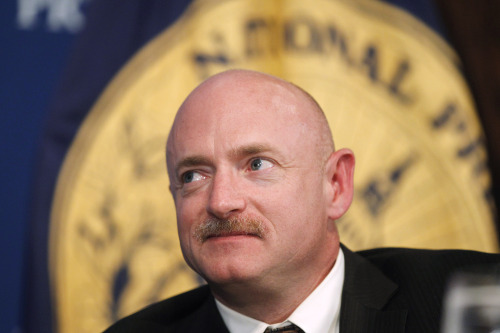 <YONHAP PHOTO-0325> FILE - In this July 1, 2011 file photo, NASA Space Shuttle astronaut Capt. Mark Kelly listens during a luncheon at the National Press Club in Washington. Kelly, who collaborated with his wife, former U.S. Rep. Gabrielle Giffords, on her memoir, is writing a children's book about a mouse that goes to space. (AP Photo/Charles Dharapak, File)/2012-02-21 09:07:29/ <저작권자 ⓒ 1980-2012 ㈜연합뉴스. 무단 전재 재배포 금지.>
Mark Kelly