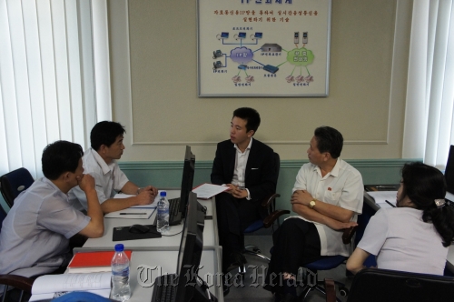 North Korean students listen to an economic expert at a Choson Exchange seminar in Pyongyang. Choson Exchange
