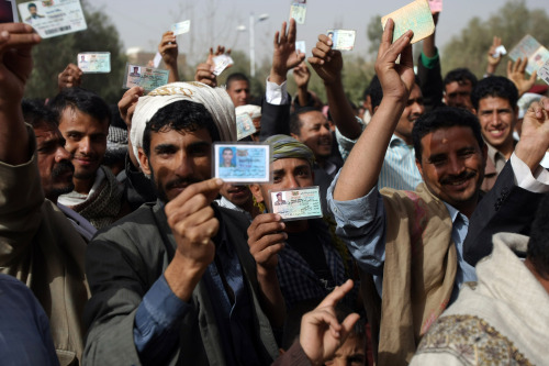 <YONHAP PHOTO-0419> Yemeni men show their identity cards as they line-up outside a polling station to cast their votes in the presidential election in Sanaa, Yemen on February 21, 2012. The election brings an end to President Ali Abdullah Saleh's 33-year hardline rule in Yemen, the first Arab state where a revolt ended in a negotiated settlement. UPI/Mohammad Abdullah/2012-02-22 06:12:36/ <저작권자 ⓒ 1980-2012 ㈜연합뉴스. 무단 전재 재배포 금지.>
Yemeni men show their identity cards as they line-up outside a polling station to cast their votes in the presidential election in Sanaa on Tuesday.  UPI-Yonhap News