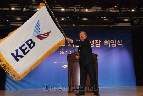 22일 오전 외환은행 본점  대강당에서 제 24대 윤용로행장의 김승유 하나금융지주회장, 김정태 하나은행장등이 참석한 가운데 취임식이 열렸다. 윤용로행장이 사기를 흔들고 있다.<br />이상섭 기자. babtong@heraldm.com 2012.02.22
New KEB CEO Yun Yong-ro waves the bank’s flag at his inauguration Wednesday.
Lee Sang-sub/The Korea Herald